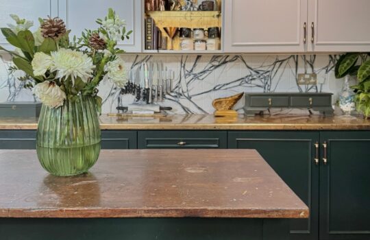 Los tiradores CIRCA protagonizan la impresionante transformación de la cocina de Bland Design - meraki.