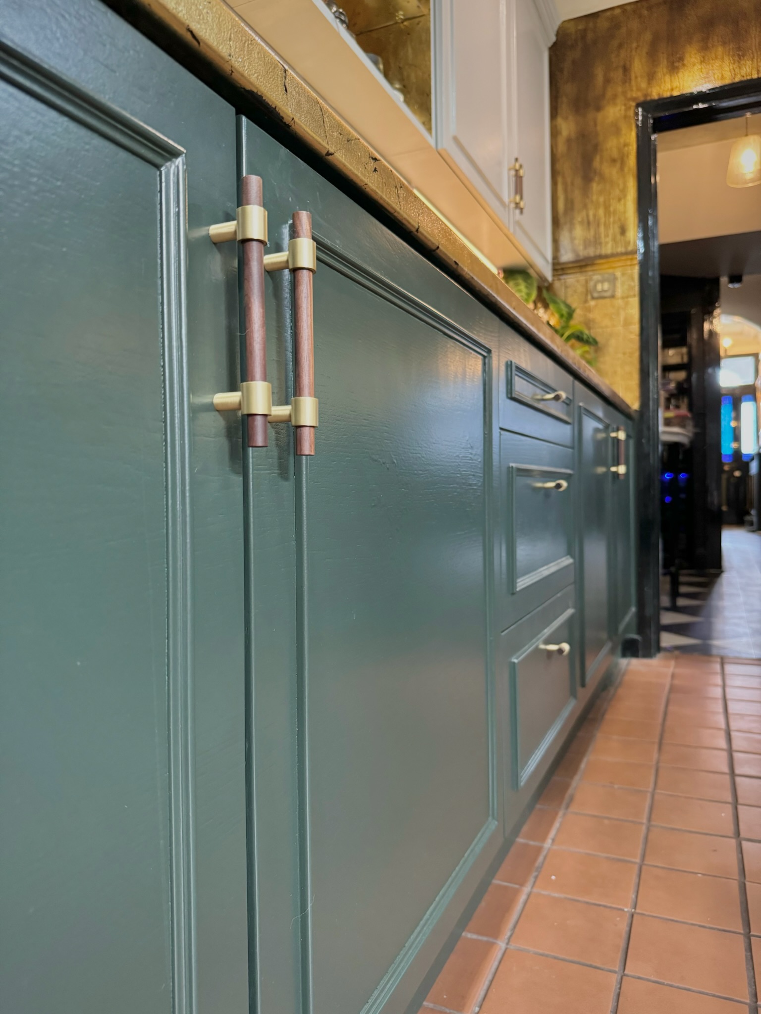 Primo piano delle maniglie CIRCA su mobili blu