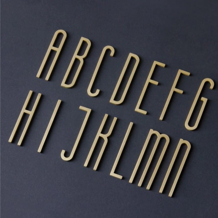 AMYTHUS Lettere in ottone massiccio satinato