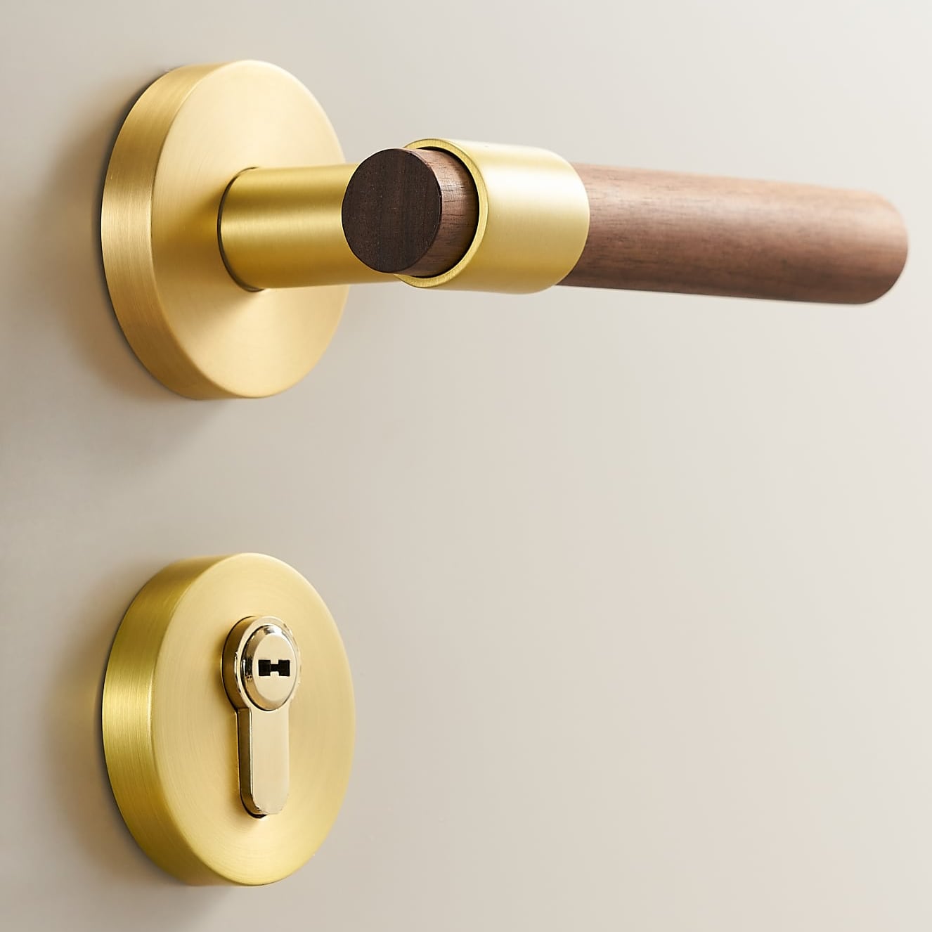 Juego de manillas y cerradura para puertas CIRCA