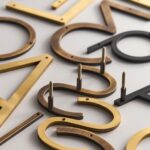 Personnages EZRA en laiton antique