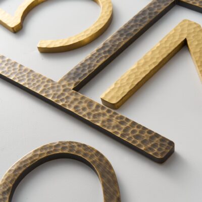 EZRA-letters in gehamerd antiek messing - meraki.