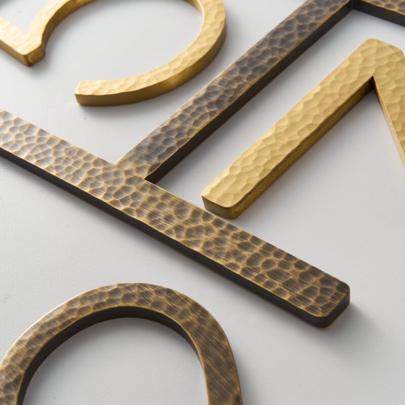 Caratteri EZRA in ottone anticato martellato