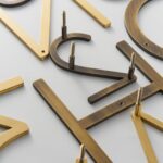 Caratteri EZRA in ottone anticato martellato