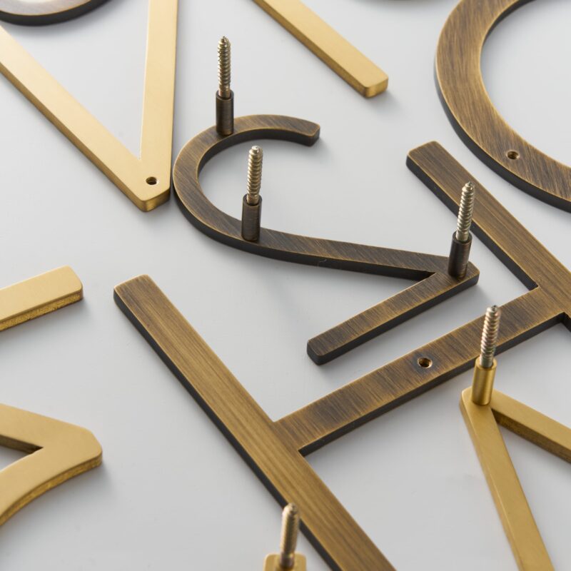 Caratteri EZRA in ottone anticato martellato