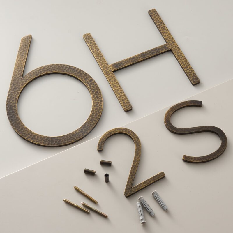 Caratteri EZRA in ottone anticato martellato