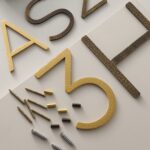 EZRA-Zeichen aus gehämmertem Satin-Messing