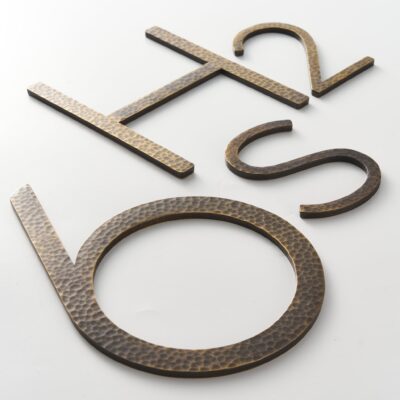 EZRA Zahlen aus gehämmertem antikem Messing