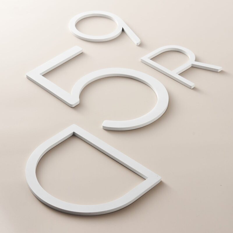 EZRA Zahlen in Weiß