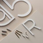 EZRA Zahlen in Weiß