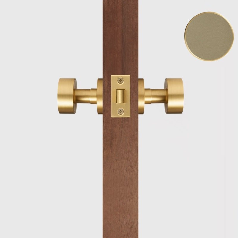 Maniglia per porta FERN in ottone massiccio e pelle – Ottone satinato