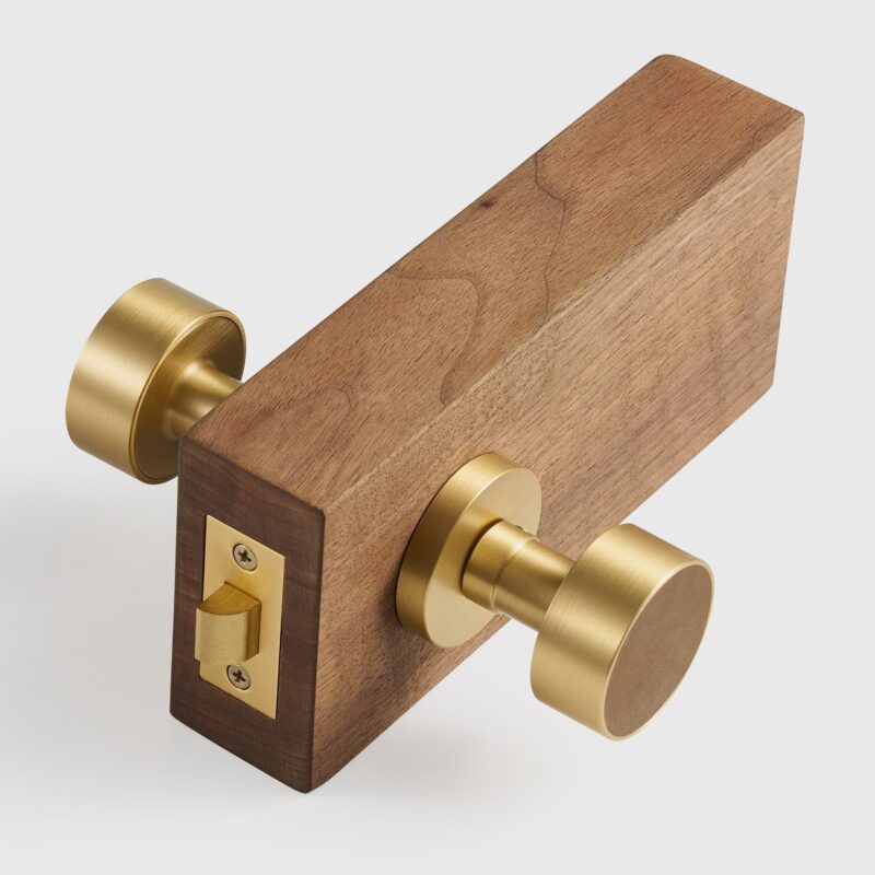 Maniglia per porta FERN in ottone massiccio e pelle – Ottone satinato