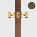 Maniglia per porta FERN in ottone massiccio e pelle – Ottone satinato