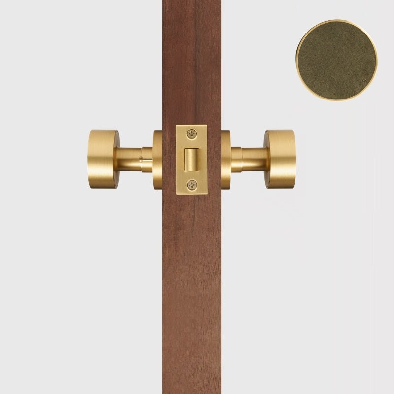 Maniglia per porta FERN in ottone massiccio e pelle – Ottone satinato