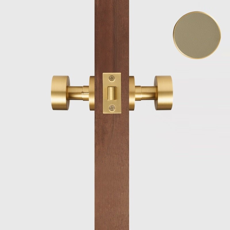 Maniglia per porta FERN in ottone massiccio e pelle – Ottone satinato