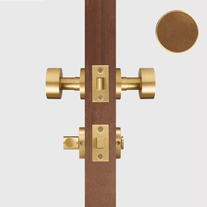 Maniglia per porta FERN in ottone massiccio e pelle – Ottone satinato