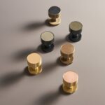 Maniglia per porta FERN in ottone massiccio e pelle – Ottone satinato