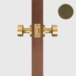 Maniglia per porta FERN in ottone massiccio e pelle – Ottone satinato