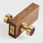 Maniglia per porta FERN in ottone massiccio e pelle – Ottone satinato