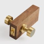 Maniglia per porta FERN in ottone massiccio e pelle – Ottone satinato