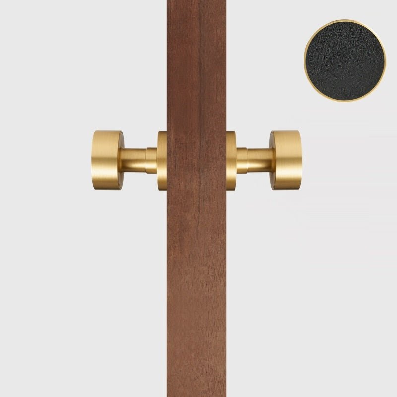 Maniglia per porta FERN in ottone massiccio e pelle – Ottone satinato