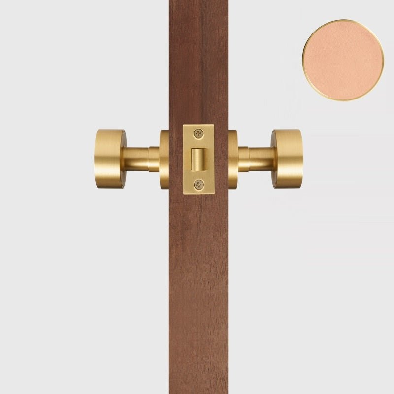 Maniglia per porta FERN in ottone massiccio e pelle – Ottone satinato