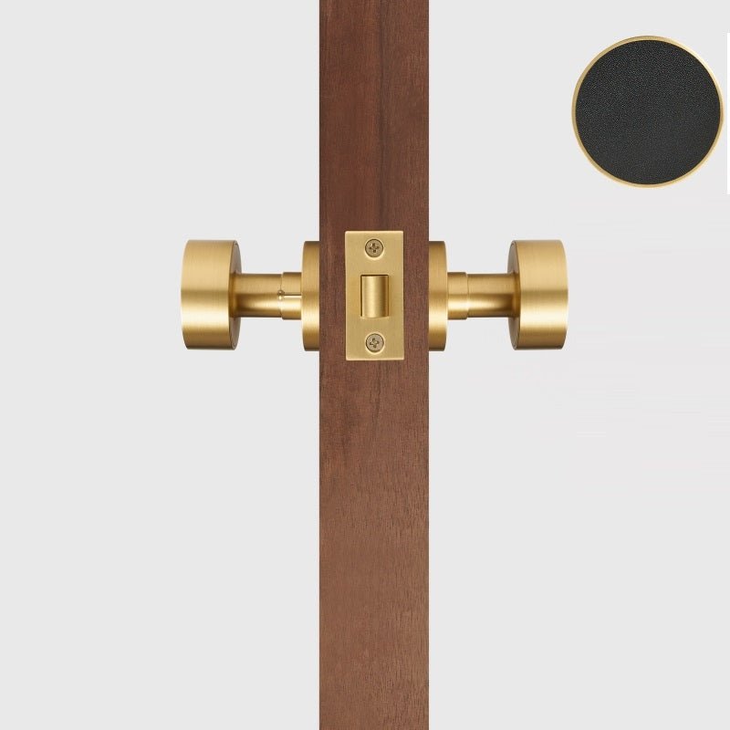 Maniglia per porta FERN in ottone massiccio e pelle – Ottone satinato