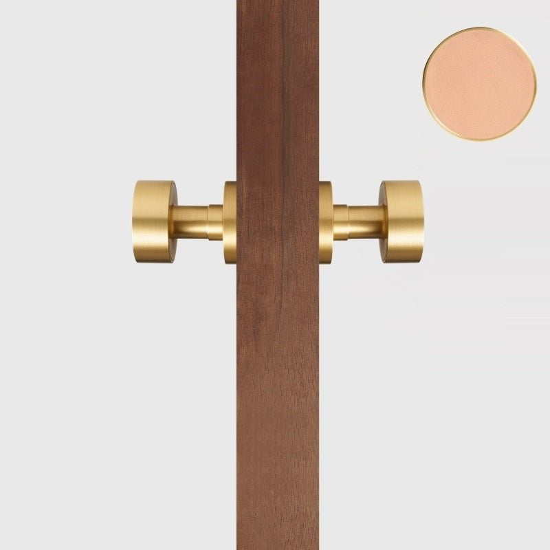 Maniglia per porta FERN in ottone massiccio e pelle – Ottone satinato