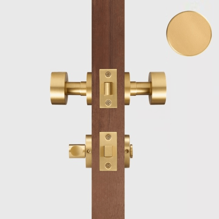 Maniglia per porta FERN in ottone massiccio e pelle – Ottone satinato