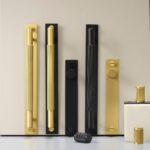 GOTHAM Tiradores de latón macizo con placa