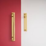 GOTHAM Tiradores de latón macizo con placa