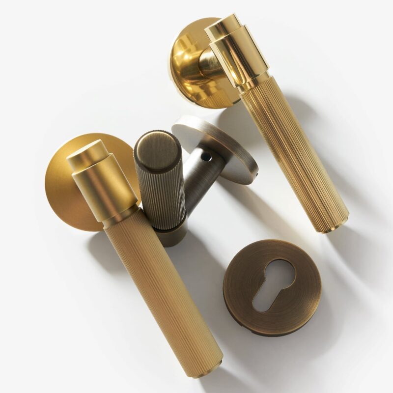 Juego de manillería y cerradura LEVVA