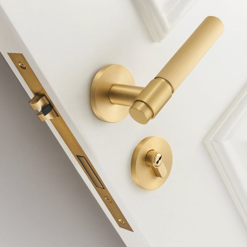 Juego de manillería y cerradura LEVVA