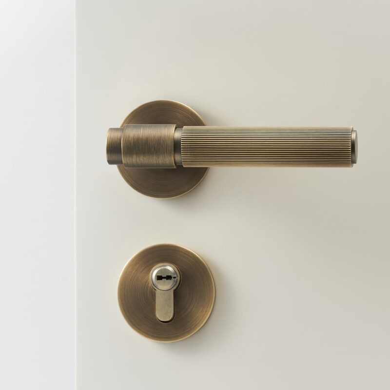 Juego de manillería y cerradura LEVVA