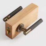 Maniglia per porta in ottone massiccio HART