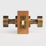 LUNO Pomello per porta in ottone massiccio