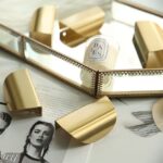 Tirador de puerta curvado de latón macizo LUSTE