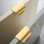 Tirador de puerta curvado de latón macizo LUSTE