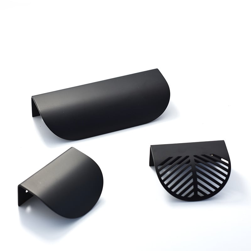 Tirador de puerta curvado de latón macizo LUSTE