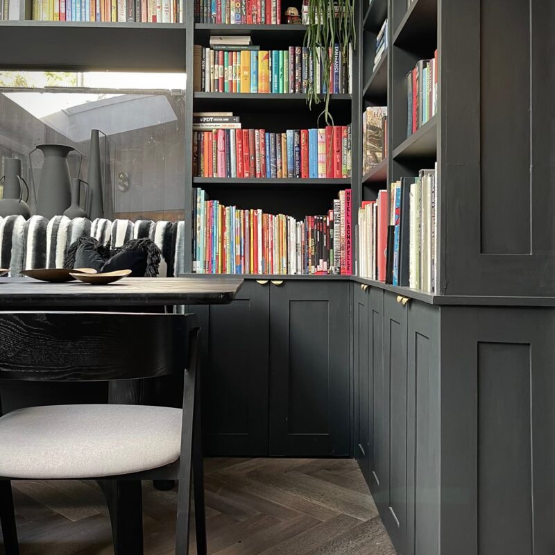 Tirador de puerta curvado de latón macizo LUSTE