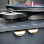 Tirador de puerta curvado de latón macizo LUSTE