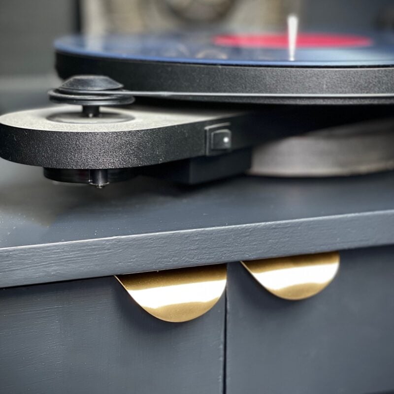 Tirador de puerta curvado de latón macizo LUSTE