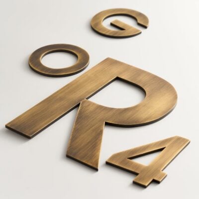 METRO-Zeichen in Antik-Messing