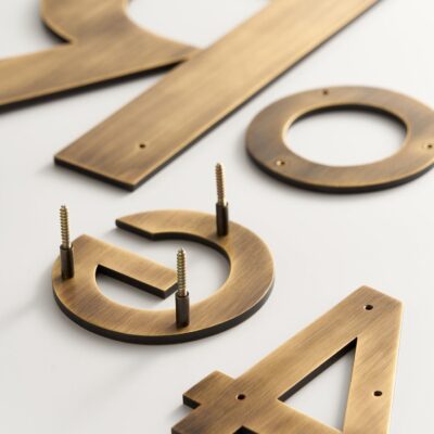 METRO-Buchstaben in Antik-Messing – meraki.