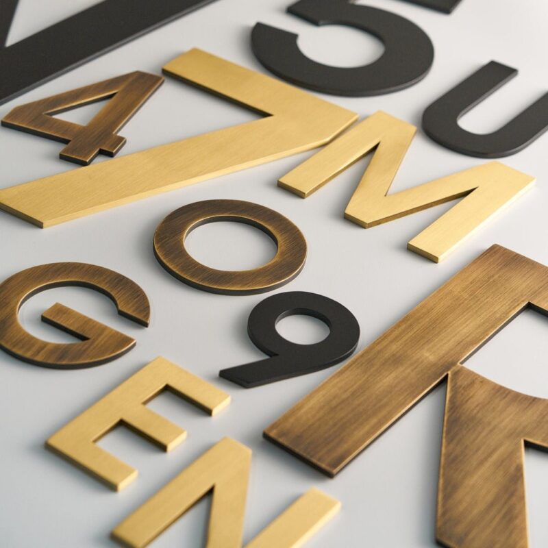 METRO-Zeichen in Mattschwarz