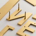 Caratteri METRO in ottone satinato