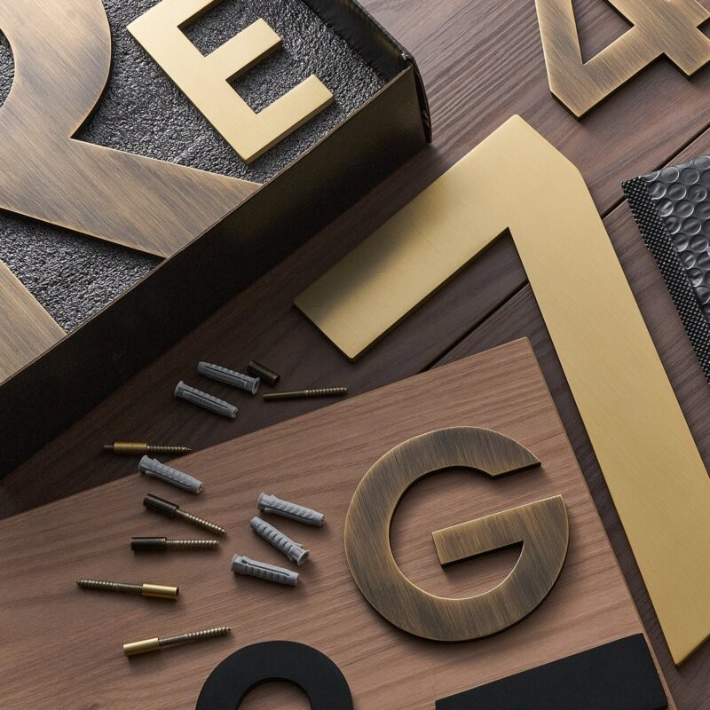 Caratteri METRO in ottone satinato