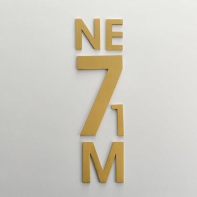 METRO-Zeichen in satiniertem Messing