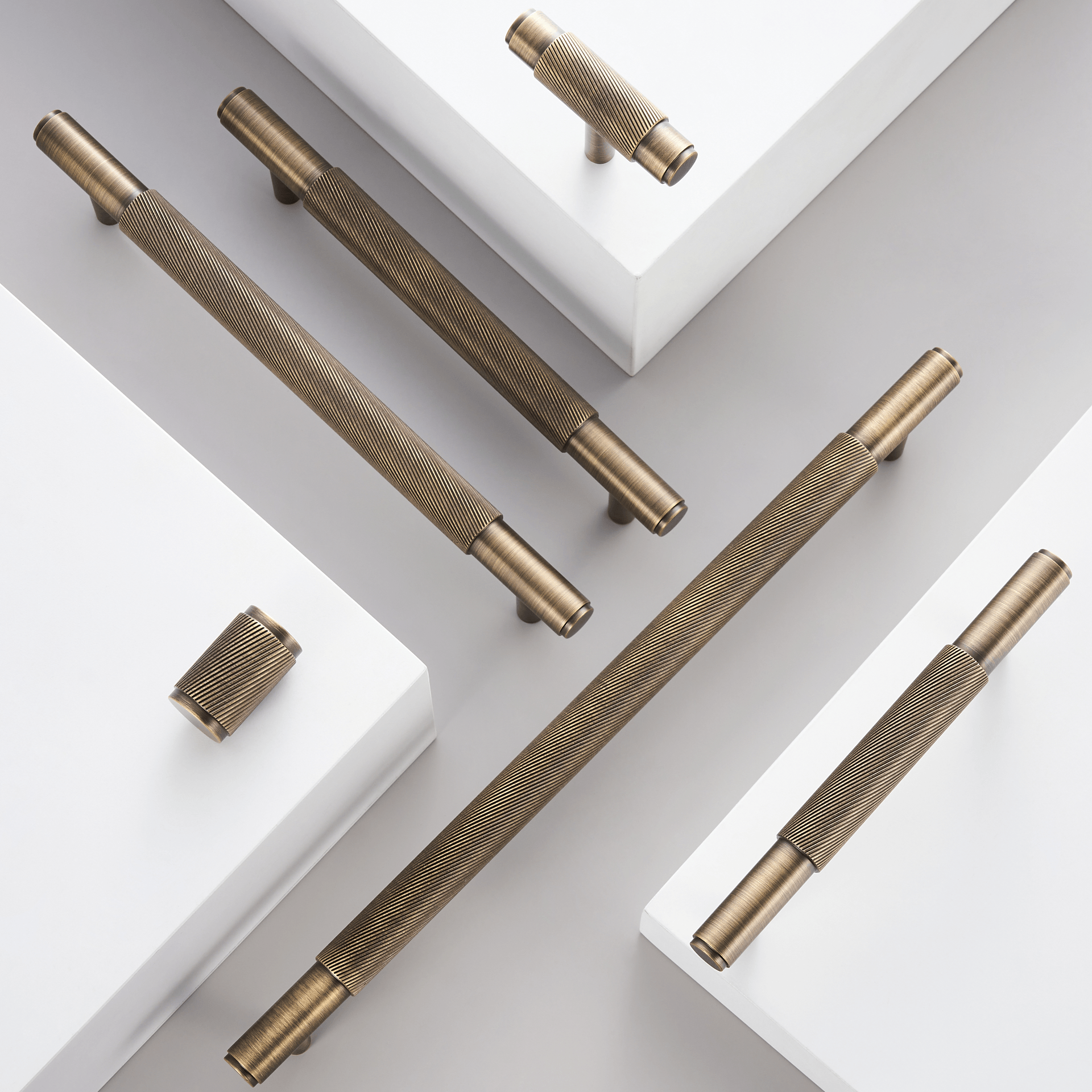 The Art of Cohesion: How to Tie Together Hardware, Lighting, and Finishes in One Space 1 SAINZ Solid Brass Handles - meraki.