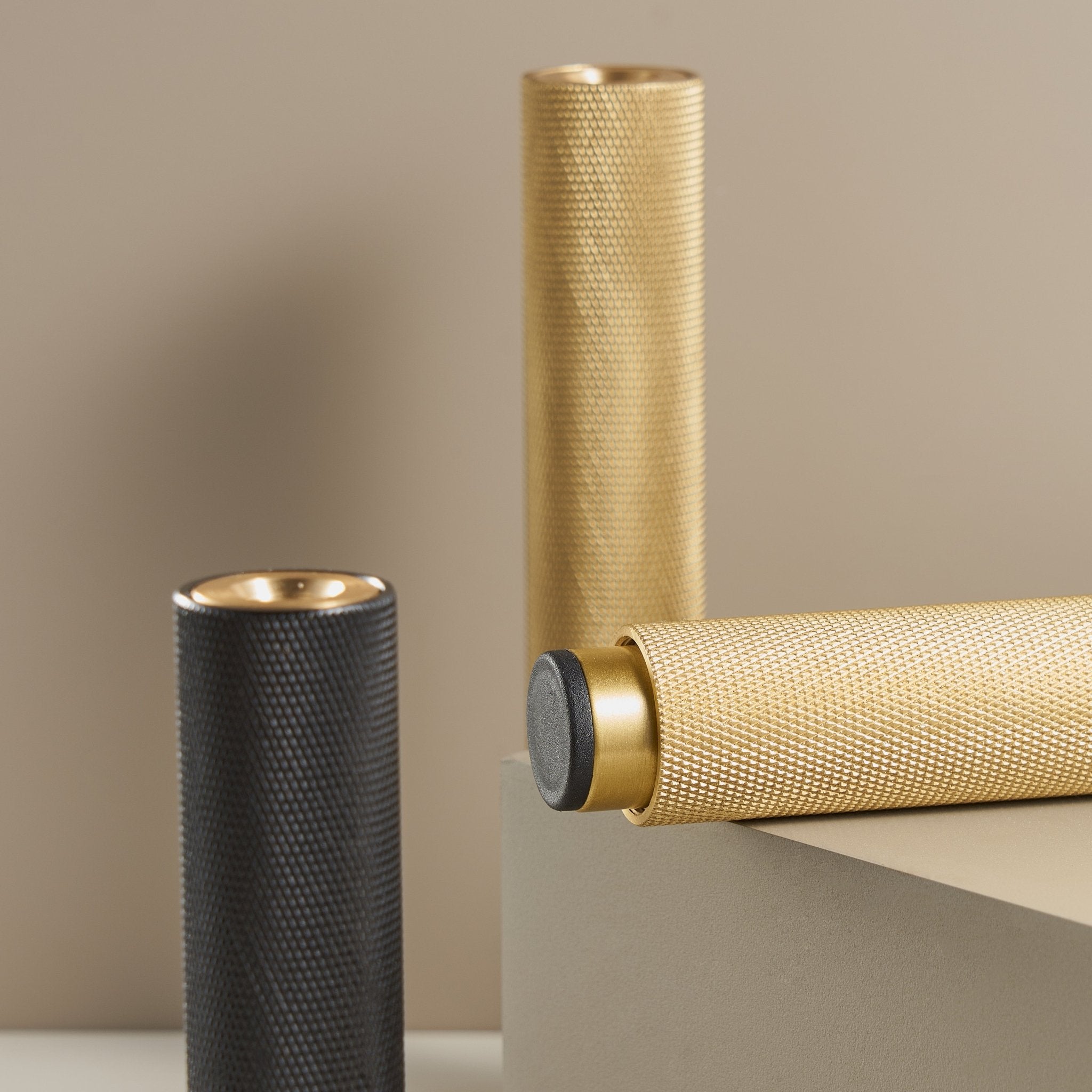 Gambe per mobili zigrinate in ottone massiccio STEN